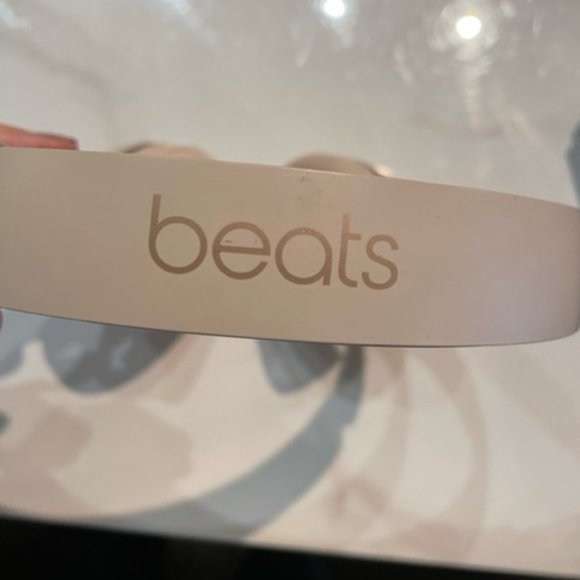 Beats by Dre Solo 2 Rose Gold Wireless Headphones - Picture 4 of 7